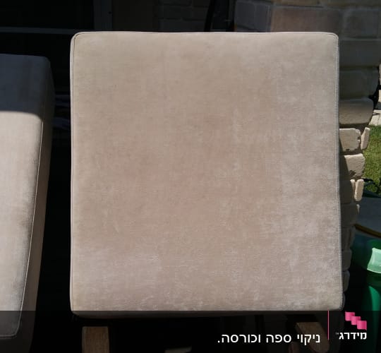 כריות ספה בהירות מונחות לייבוש בשמש